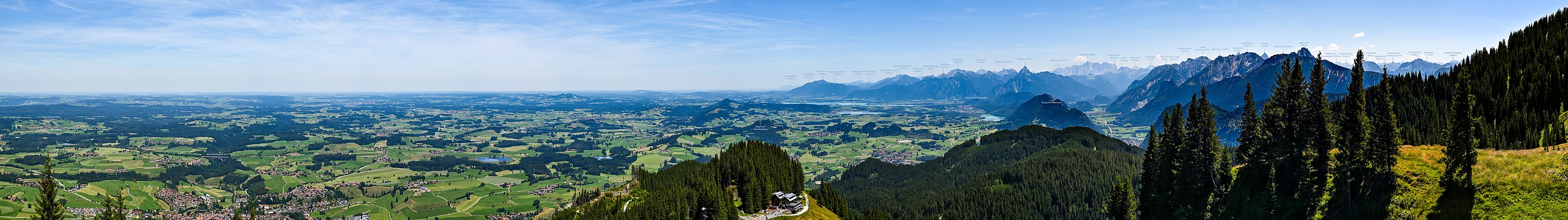 Panorama des Ostallgäus nördlich des Falkensteinkamms und der Tannheimer Berge. Landscape of Allgäu near of Pfronten