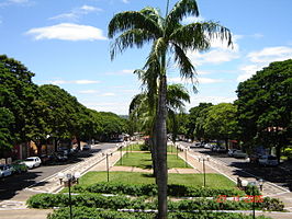 De hoofdstraat Av. Brasil in het centrum van Paranacity