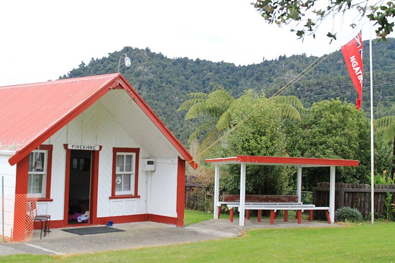 File:Paraweka Marae.jpg