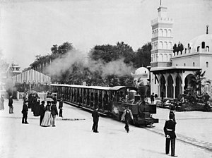 Trem em frente ao Pavillon de l'Algérie