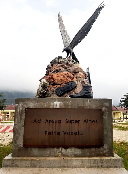 File:Particolare del monumento a Selenyj Jar - 9° Reggimento Alpini.jpg
