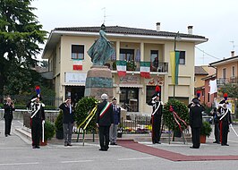 Ceremonie bij het gemeentehuis van Pastrengo