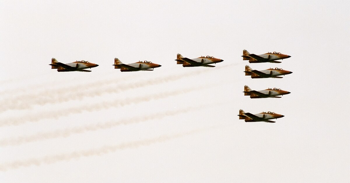 Patrulla Aguila, fly-by, Radom AirShow 2005, Poland.jpg