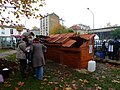 Pavillon de compostage de quartier du Square de la Place de la République à Montreuil (Seine-Saint-Denis), inauguré le 26 novembre 2011, avec l'association « Le Sens de l'Humus ». Deux compartiments (1,7 m3 chacun) pour les résidus végétaux et un compartiment de réserve (1 m3) contenant du bois raméal fragmenté et un réservoir de récupération de l'eau de ruissellement. Bois de récupération (palettes). Éléments démontables. Réalisé par des Roms dans le cadre d'un projet d'insertion. Financement : Ville de Montreuil. Photographie : Ville de Montreuil (cliquez sur l'image).