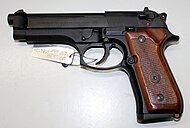 Pistole Beretta F 92 Waffe links in der WTS-Koblenz.jpg