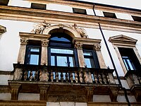 Particolare della serliana sopra la porta d'ingresso di Palazzo Trissino al Duomo.