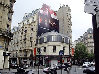 ジェーンヌ＝エヴラール広場 (Place Jane-Evrard)。左がブーランヴィリエ通りで(画像に映らない右側)ポンプ通りへ、右がラ・ミュエット通りで(画像撮影地点側)ポール＝ドゥメール大通りへと続く。