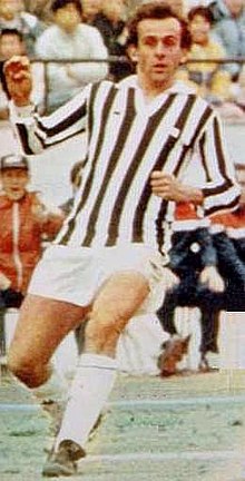 En fotballspiller iført en svart og hvit stripet trøye