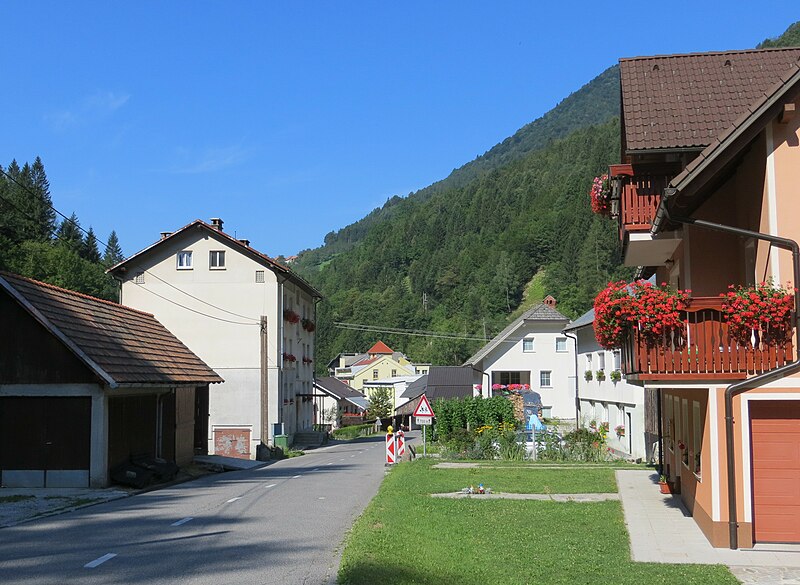 File:Podbrdo Tolmin Slovenia 2.jpg