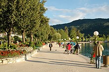 Sommerliche Seepromenade in Pörtschach