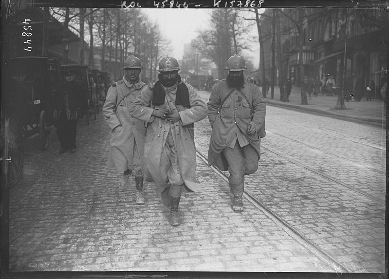 File:Poilus permissionnaires à la gare de l'Est, 22 novembre 1915 btv1b6909170n.jpg