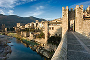 View of the historic site of Besalú from his renown Romanesque bridge Author: Mikipons
