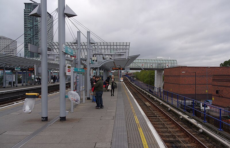 File:Poplar DLR station MMB 03.jpg