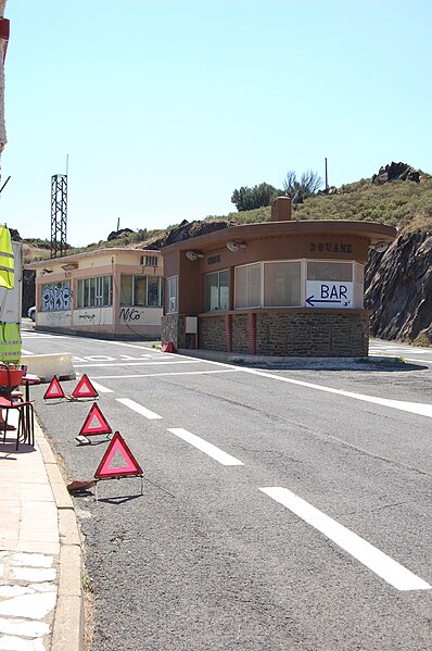 File:Poste frontière abandonné du col des Balistres 1.jpg