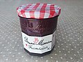 Pot de confiture de framboise de la marque française Bonne Maman, avec une étiquette "spéciale Fête des Mères".