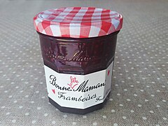 Pot de confiture de framboise de la marque française Bonne Maman, avec une étiquette "spéciale Fête des Mères".