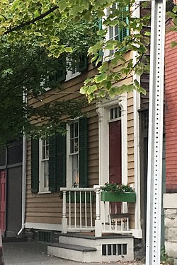 Rumah labu, Troy, NY (street view ke arah Utara).jpg