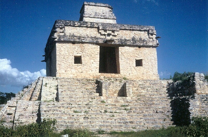 File:Pyramid in dzibilchatún, temple of the seven dolls.jpg