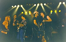 The Rock Bottom Remainders, Bruce Springsteen, fellép az Amerikai Könyveskereskedők Szövetségének kongresszusán Anaheimben, Kaliforniában, 1992 Fotó: Jamie Doncho