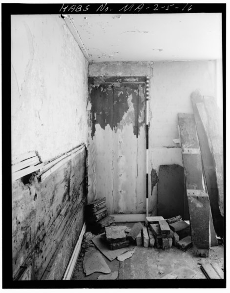 File:REAR WEST ROOM, WEST EXTERIOR WALL SHOWING OLD DOORWAY, CLOSED OFF - George Blanchard House, 18 Bradbury Avenue, Medford, Middlesex County, MA HABS MASS,9-MED,7-16.tif