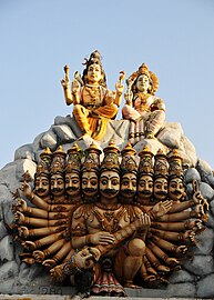 Statue von Ravana mit zehn Armen und Köpfen unter Shiva und Parvati