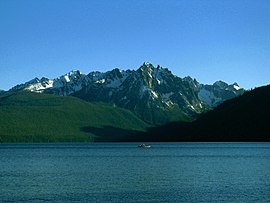 Una foto del lago Grand Mogul y Redfish