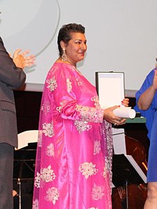 Remedios Amaya recibiendo el Premio de Cultura Gitana 2017 en la categoría de Música.jpg