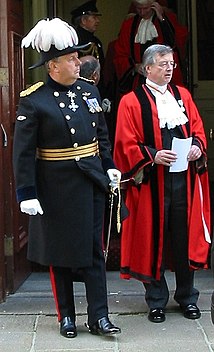 Jerseys guvernör (till vänster) i civiluniform och lagman (Bailiff) (till höger) i ämbetsdräkt.