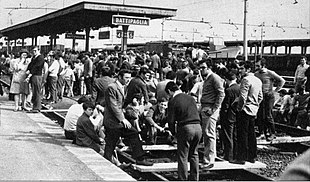 Manifestanti bloccano la linea ferroviaria nella sommossa del 1969