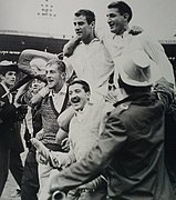 Robert Toyos et Jean-Baptiste Doumencq, joueurs de la Section Paloise portés en triomphe après la finale de 1964