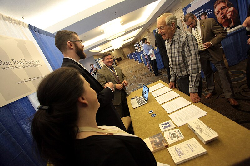 File:Ron Paul with supporters (15132416249).jpg