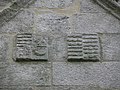 Chapelle du Moustoir : armes timbrant la façade occidentale