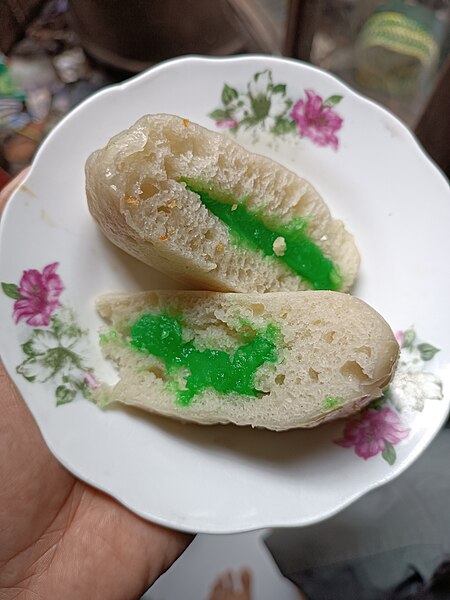 https://upload.wikimedia.org/wikipedia/commons/thumb/f/f6/Roti_kukus_is_selai.jpg/450px-Roti_kukus_is_selai.jpg