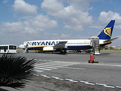 aviadilo Boeing 737-800 de Ryanair (en la flughaveno Pescara)