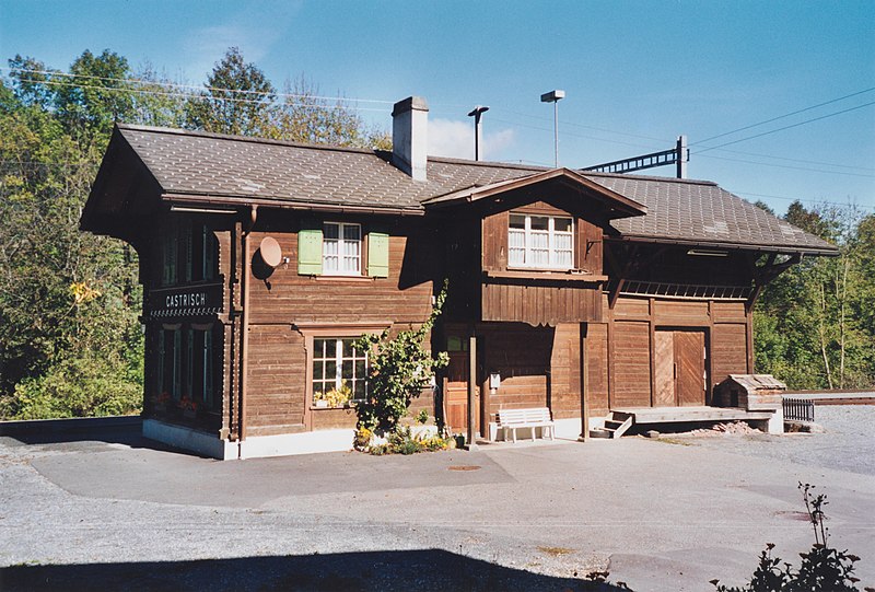 File:SBB Historic - F 122 00208 002 - Castrisch RhB Stationsgebaeude Strassenseite.jpg