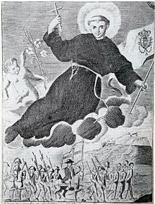 Imagen en blanco y negro que muestra una figura con aureola, con un gorro benedictino negro, blandiendo una cruz con la mano derecha, flotando sobre las nubes sobre un grupo de jinetes armados.