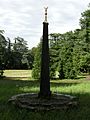 Mit einem Halbmond bekrönter Obelisk im Garten