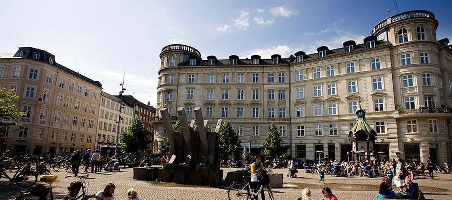 Sankt Hans Torv med Jørgen Haugen Sørensens skulptur Huset, der regner i grå portugisisk granit