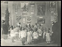 School children viewing an exhibition of English World War I posters, pravděpodobně v Rusku