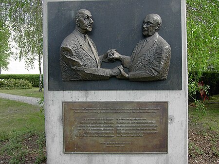 ไฟล์:Sculpture of Konrad Adenauer and Charles de Gaulle outside the Konrad Adenauer Stiftung.jpg
