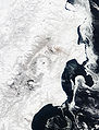 Mořský led kopíruje pobřeží podél poloostrova Kamčatka.