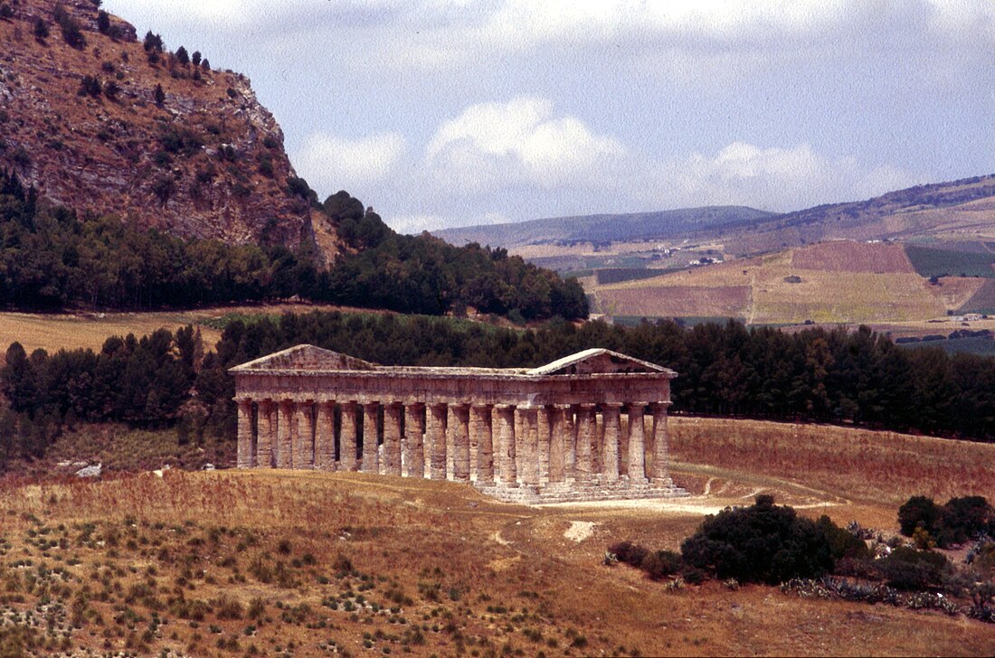 File:Segesta-110-Tempel-von oben-1986-gje.jpg