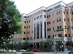 Pittsburgh Üniversitesi'ndeki Sennott Meydanı akademik binası
