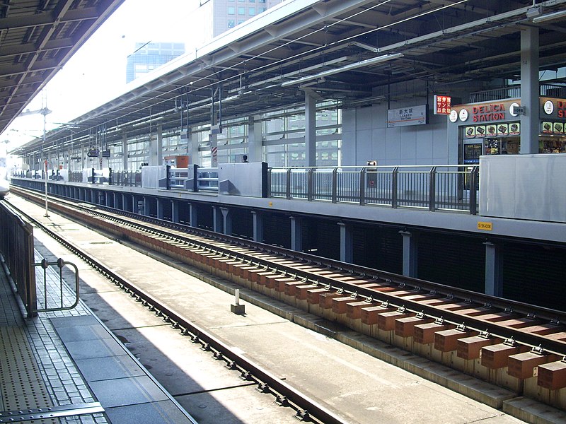 File:Shin-Osaka station №27 platform FFU sleepers.jpg