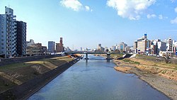 Río Shirakawa desde el puente shin-yotsugi 1.jpg