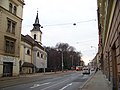 Thumbnail for File:Smíchov, Plzeňská, kostel Nejsvětější Trojice a zastávka Bertramka.jpg