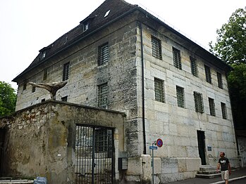 Prison (früheres Gefängnis); hier befreite Schauenburg eigenhändig rund 150 'Patrioten'