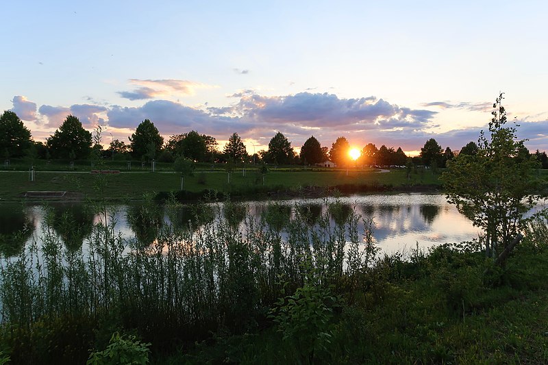 File:Sonnenuntergang am Brune-Engelhorn-See.jpg