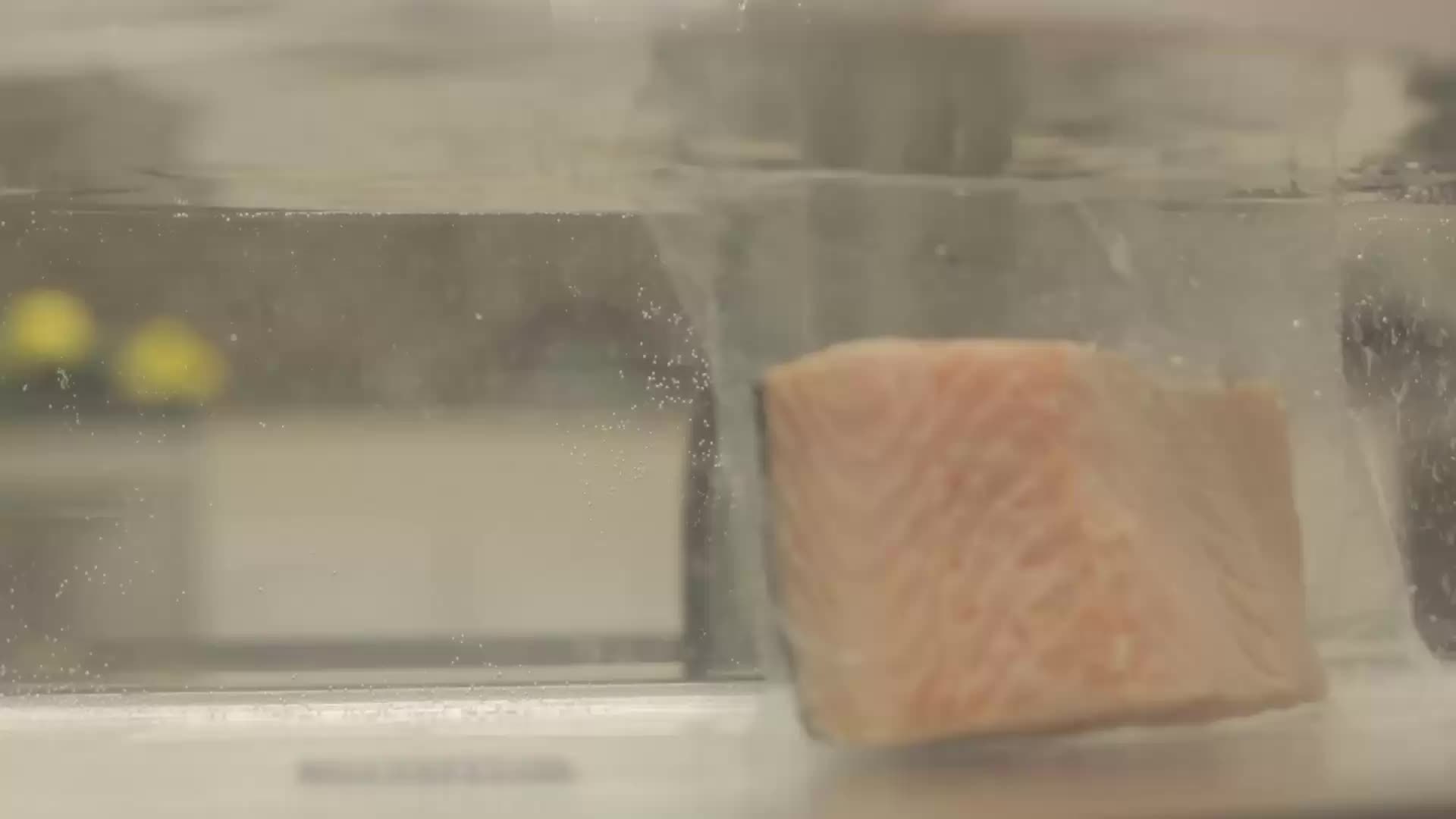 https://upload.wikimedia.org/wikipedia/commons/thumb/f/f6/Sous_vide_overview_by_Nomiku_with_VO.webm/1920px--Sous_vide_overview_by_Nomiku_with_VO.webm.jpg