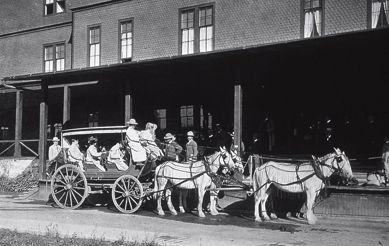 File:StagecoachesMammothHotel.jpg